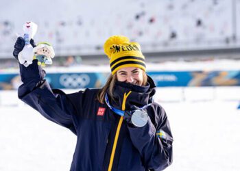 Від радості до шоку: лижниця зламала медаль ОІ-2026 після нагородження