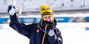 Від радості до шоку: лижниця зламала медаль ОІ-2026 після нагородження