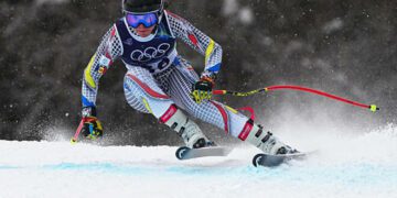 ВІДЕО. Повторила долю Вонн: гірськолижницю евакуювали гелікоптером на ОІ