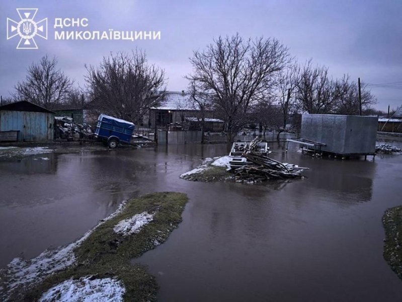 Відлига на Миколаївщині: рятувальники відкачують воду з десятків дворів, - ФОТО