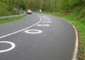 На дорогах з’явилася нова розмітка у вигляді білих еліпсів: що вона означає та для чого призначена