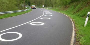 На дорогах з’явилася нова розмітка у вигляді білих еліпсів: що вона означає та для чого призначена