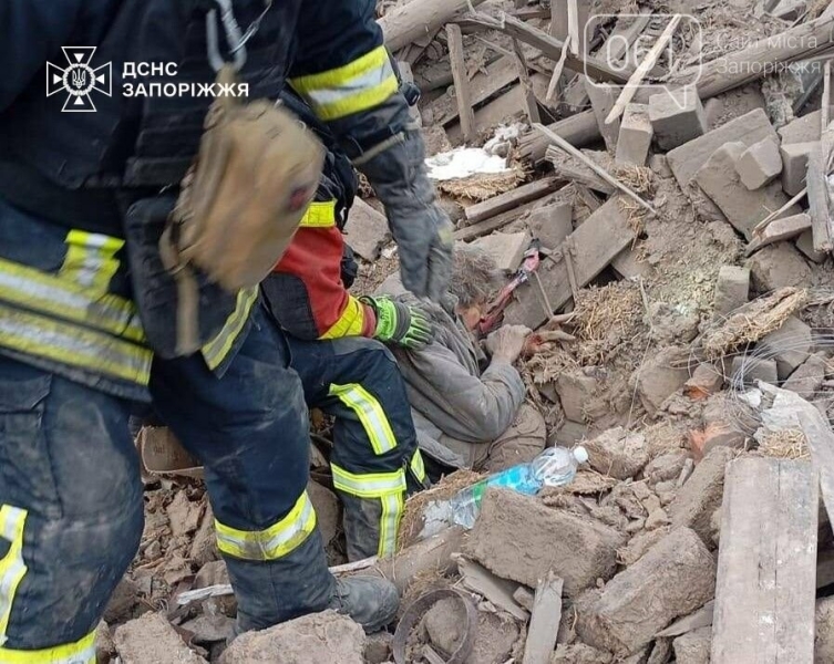 Внаслідок ворожих обстрілів на території Запоріжжя та передмістя виникло п’ять пожеж, зруйновано житлові будинки