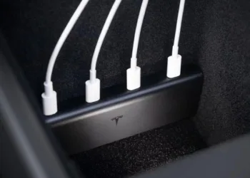 Tesla випустила фірмовий USB-хаб для Model 3 та Model Y, який підходить лише для останніх моделей