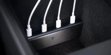 Tesla випустила фірмовий USB-хаб для Model 3 та Model Y, який підходить лише для останніх моделей