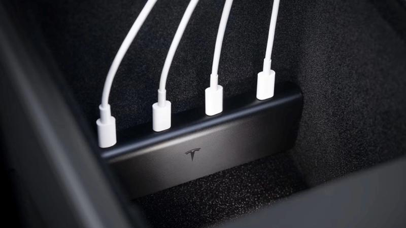 Tesla випустила фірмовий USB-хаб для Model 3 та Model Y, який підходить лише для останніх моделей