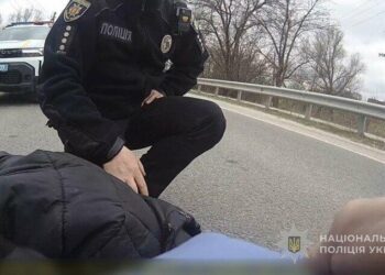 У Запорізькій області поліцейські врятували двох чоловіків під загрозою атак дронів