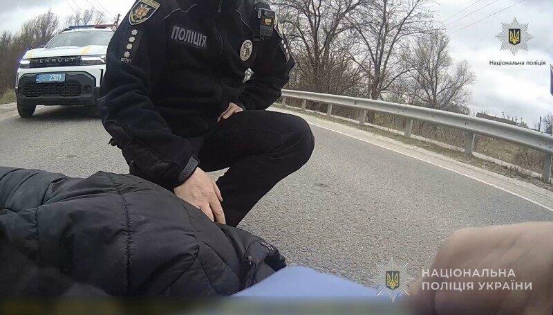 У Запорізькій області поліцейські врятували двох чоловіків під загрозою атак дронів