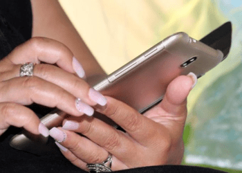 У США створили лак для нігтів, який перетворює палець на стилус