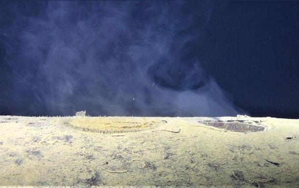 Затонулий радянський підводний човен випускає радіоактивні відходи в океан