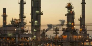 США намагаються впоратися з кризою на ринку енергоносіїв за допомогою іранської нафти, — ЗМІ