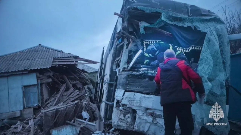 ДТП на окупованій Луганщині: автобус «Москва – Стаханов» з’їхав з траси та протаранив приватне подвір’я, - ФОТО