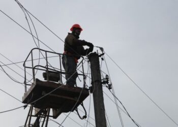 Запорізькі енергетики повернули світло мешканцям багатоповерхівки, яку постраждала від атаки дронів