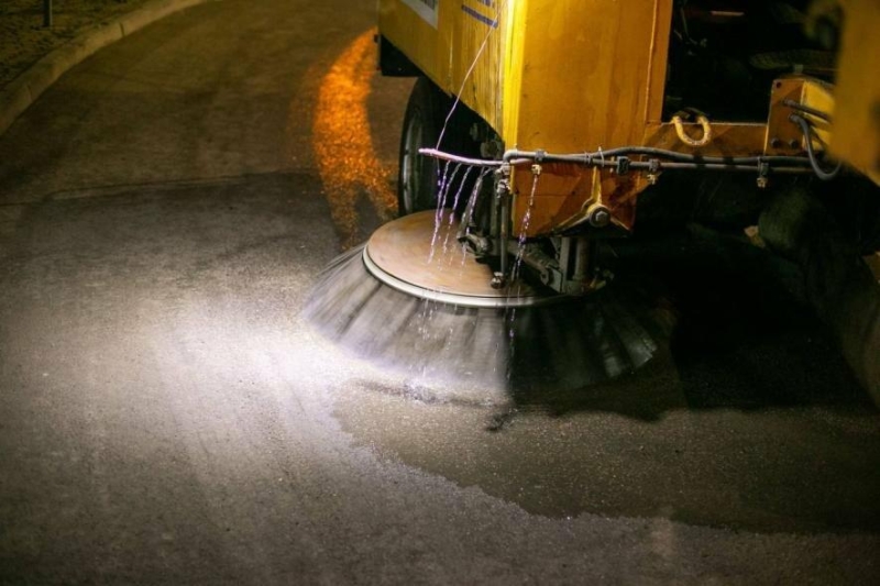 Чудо техніки на вулицях: Івано-Франківськ прибирають пилососом (ФОТО)