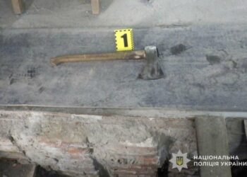 В хід пішли сокира та пляшки із займистою сумішшю: в Тернополі ухилянт чинив супротив працівникам ТЦК (ФОТО)