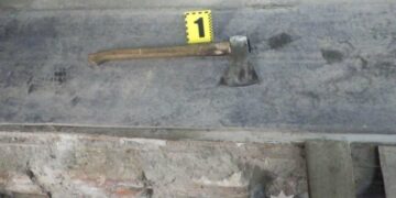 В хід пішли сокира та пляшки із займистою сумішшю: в Тернополі ухилянт чинив супротив працівникам ТЦК (ФОТО)