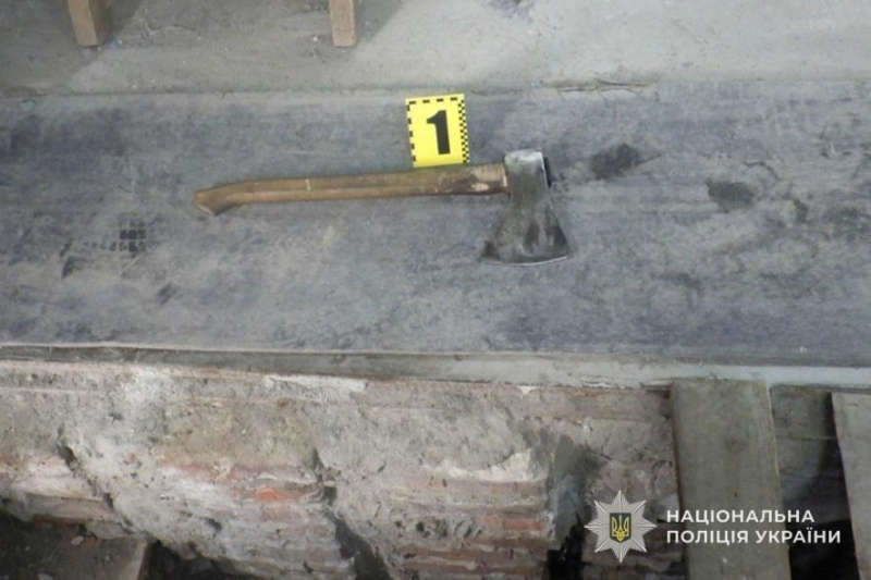 В хід пішли сокира та пляшки із займистою сумішшю: в Тернополі ухилянт чинив супротив працівникам ТЦК (ФОТО)