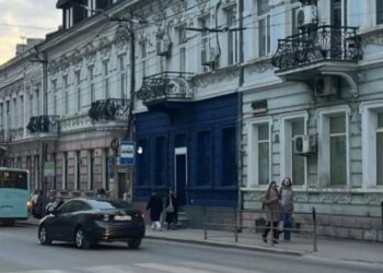 “Це ще не фінал”: підприємці пояснили скандальне фарбування будівлі у центрі Тернополя (відео)