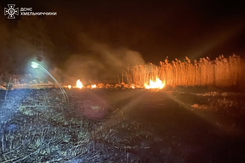 Хмельниччина у вогні: палії нищать екосистеми, а рятувальники полюють на них з дронів