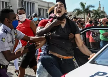 На Кубі штурмують офіси Компартії: блекаут та дефіцит їжі вивели людей на вулиці