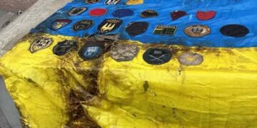 “Хтось втратив усе людське”: працівники водоканалу витягли із забитої каналізації український стяг з бойовими шевронами (ФОТО)