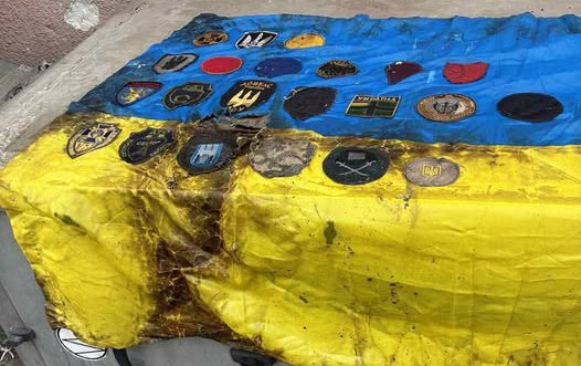 "Хтось втратив усе людське": працівники водоканалу витягли із забитої каналізації український стяг з бойовими шевронами (ФОТО)