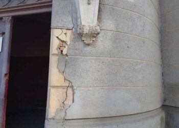 “За крок від загибелі”: на Тернопільщині жінка дивом вціліла під час зіткнення вантажівки із будівлею пошти (ФОТО)