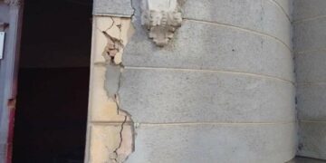 “За крок від загибелі”: на Тернопільщині жінка дивом вціліла під час зіткнення вантажівки із будівлею пошти (ФОТО)