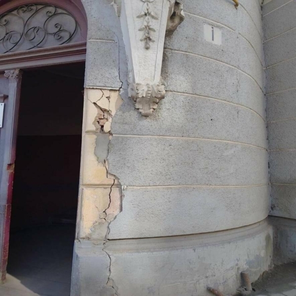 "За крок від загибелі": на Тернопільщині жінка дивом вціліла під час зіткнення вантажівки із будівлею пошти (ФОТО)