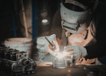 Ринок праці Хмельниччини: найбільше шукають продавців і водіїв