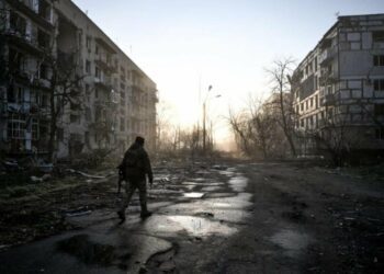 «Головне почути дрон раніше, ніж він тебе побачить»: як у зруйнованому Оріхові живуть люди, – ФОТОРЕПОРТАЖ