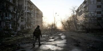 «Головне почути дрон раніше, ніж він тебе побачить»: як у зруйнованому Оріхові живуть люди, – ФОТОРЕПОРТАЖ