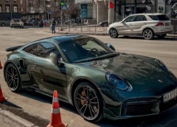 Справжній ексклюзив: у Києві засвітився унікальний 650-сильний спорткар Porsche (ФОТО)