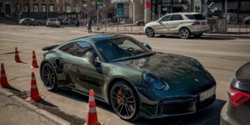 Справжній ексклюзив: у Києві засвітився унікальний 650-сильний спорткар Porsche (ФОТО)