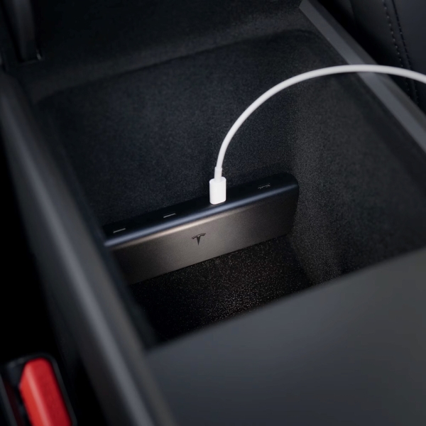 Tesla випустила фірмовий USB-хаб для Model 3 та Model Y, який підходить лише для останніх моделей