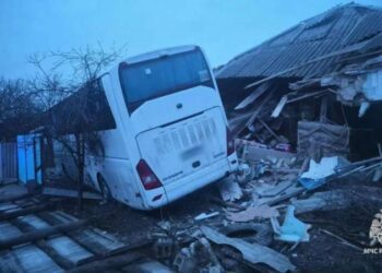 ДТП на окупованій Луганщині: автобус «Москва – Стаханов» з’їхав з траси та протаранив приватне подвір’я, – ФОТО