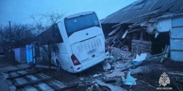ДТП на окупованій Луганщині: автобус «Москва – Стаханов» з’їхав з траси та протаранив приватне подвір’я, – ФОТО