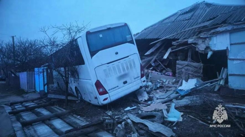ДТП на окупованій Луганщині: автобус «Москва – Стаханов» з’їхав з траси та протаранив приватне подвір’я, - ФОТО