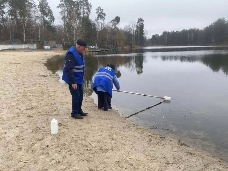 На найбільшому озері в Пущі-Водиці стався масовий мор риби (фото)