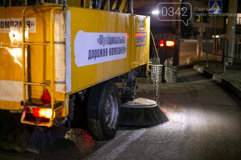 Чудо техніки на вулицях: Івано-Франківськ прибирають пилососом (ФОТО)