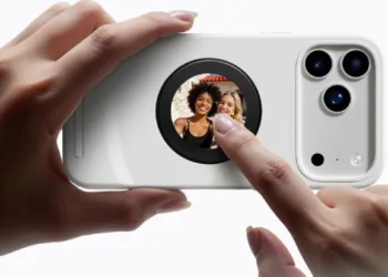 Ваші селфі не будуть колишніми: для iPhone 17 Pro/Pro Max вийшов унікальний чохол із заднім AMOLED-дисплеєм