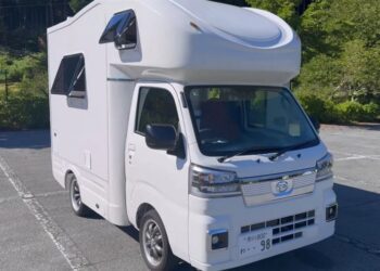 Менший за Skoda Fabia: в Японії випустили мініатюрний дім на колесах (ВІДЕО)