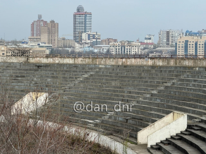 Занедбані спортивні діаманти Донбасу: у що перетворилися легендарні стадіони за роки окупації, - ФОТО