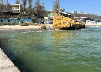 Біля узбережжя Одеси з’явилися маслянисті плями: у воді зафіксували перевищення норм