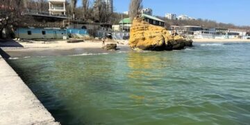 Біля узбережжя Одеси з’явилися маслянисті плями: у воді зафіксували перевищення норм
