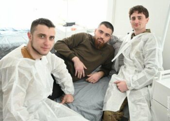 Хмельницькі гвардійці після повернення з фронту завітали до пораненого друга