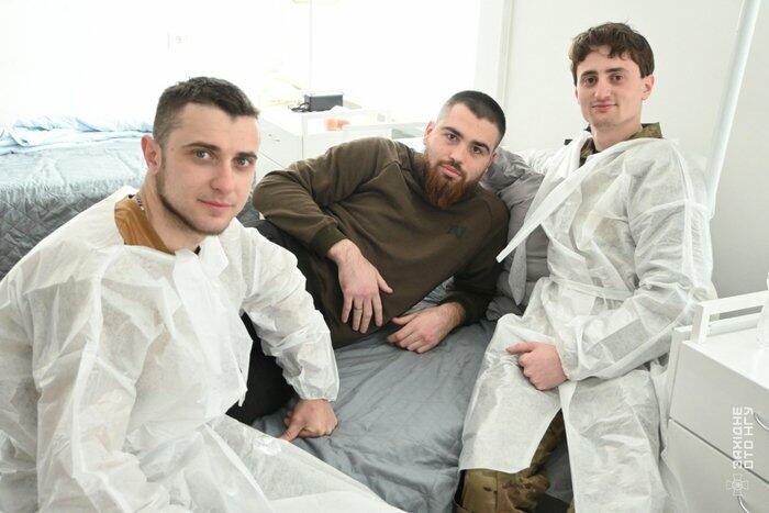 Хмельницькі гвардійці після повернення з фронту завітали до пораненого друга