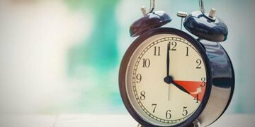 Цими вихідними Україна переводить стрілки годинників