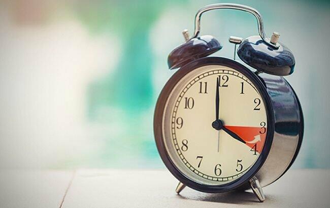 Цими вихідними Україна переводить стрілки годинників