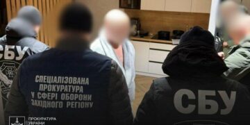 Посадовця ТЦК, який працював на Хмельниччині, затримали за підозрою у вимаганні двох автомобілів